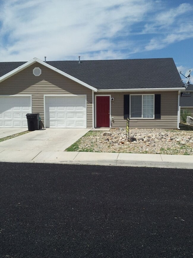 Primary Photo - 3 Bed 2 bathroom house