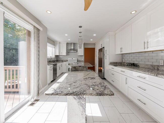 Building Photo - Fully Upgraded 3-Bed Farmington Hills Home!