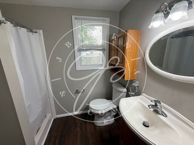 Building Photo - "Charming 3-Bed Home with 2 Full Baths - Spacious Living in South Toledo!"