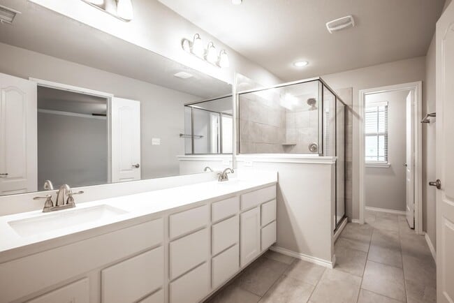 Building Photo - 2204 Greystone Dr