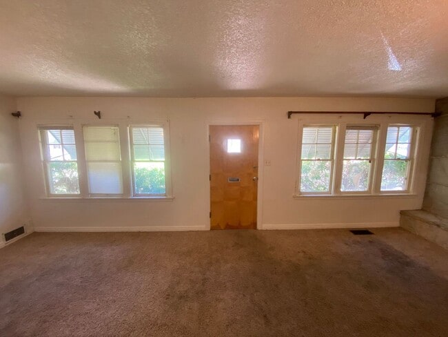Building Photo - 3 bed 1.5 bath - Single Family Home - Pet ...