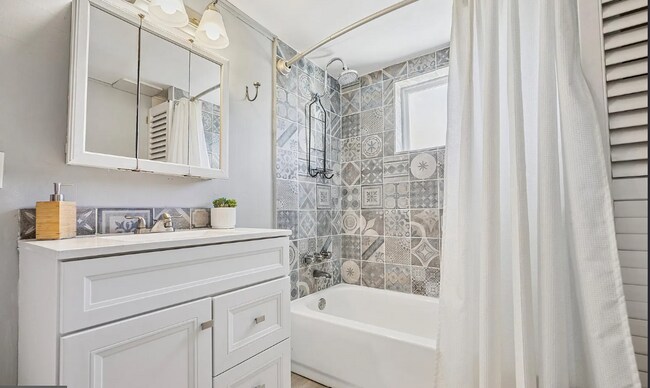 Building Photo - 108 Maple St