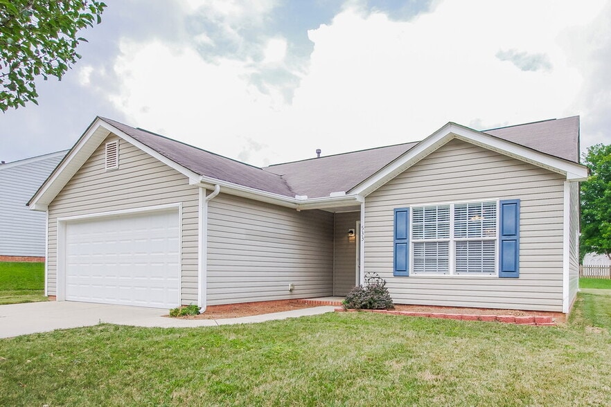 Building Photo - 533 River View Dr