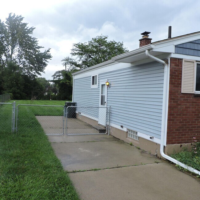Building Photo - 22305 Dorion St