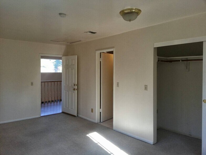 Building Photo - 11326 Reseda Blvd