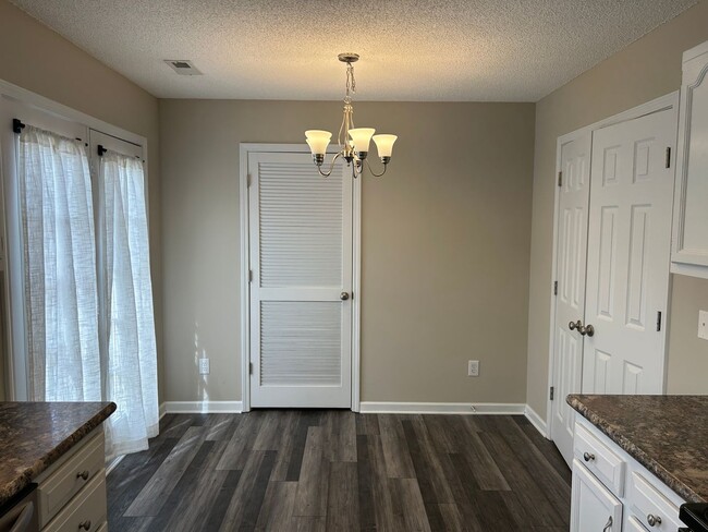 Building Photo - Ready to View! Updated 3/2 Home High Point...