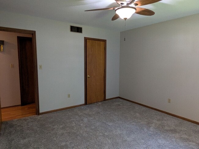 Building Photo - 2513 Lilac Dr