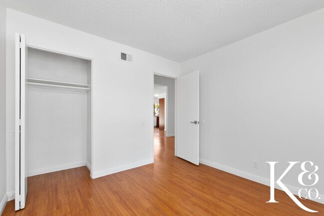 Building Photo - 559 W Avenida De Las Flores