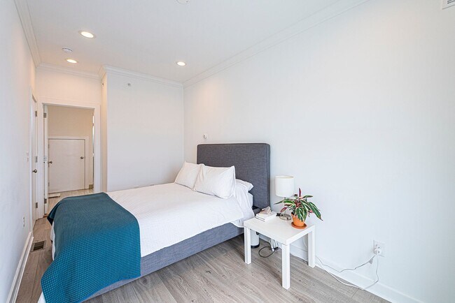 Building Photo - Four Bed Point Breeze Home