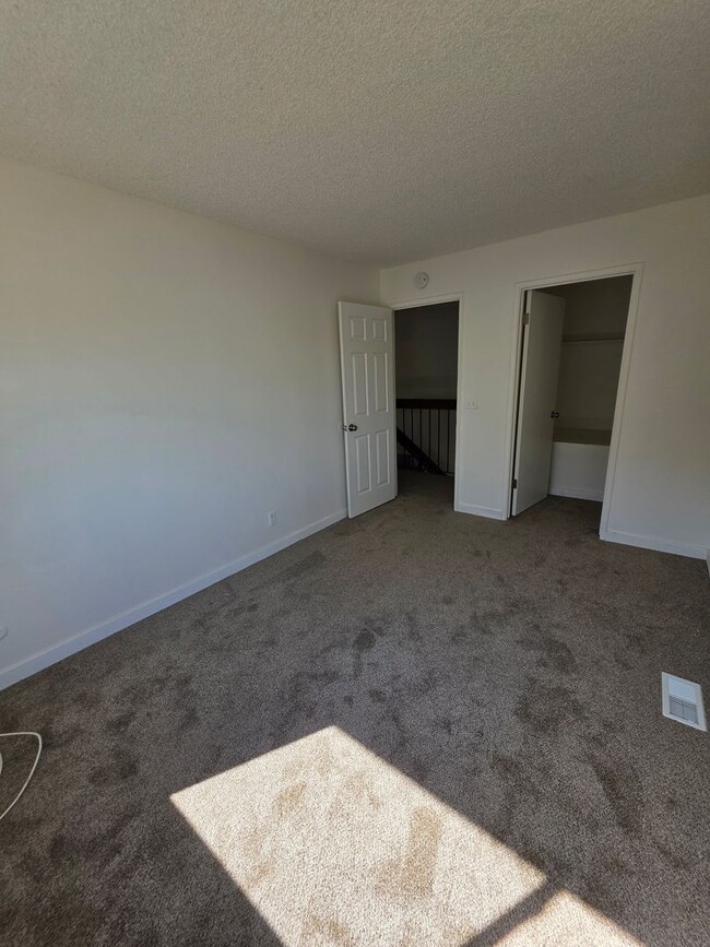 Building Photo - Updated 2 Bedroom, 1.5 Bath Townhouse-Styl...