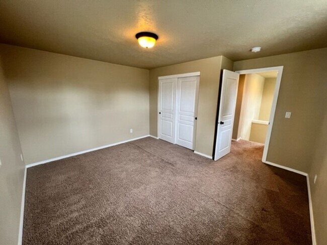 Building Photo - Three Bedroom in SW Bend Aspen Rim Neighborhood