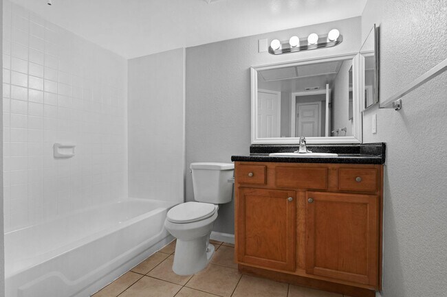 Building Photo - 1/1 Condo in Gated Lakefront Community ~ Laminate Flooring and Brand-New SS Appliances!!