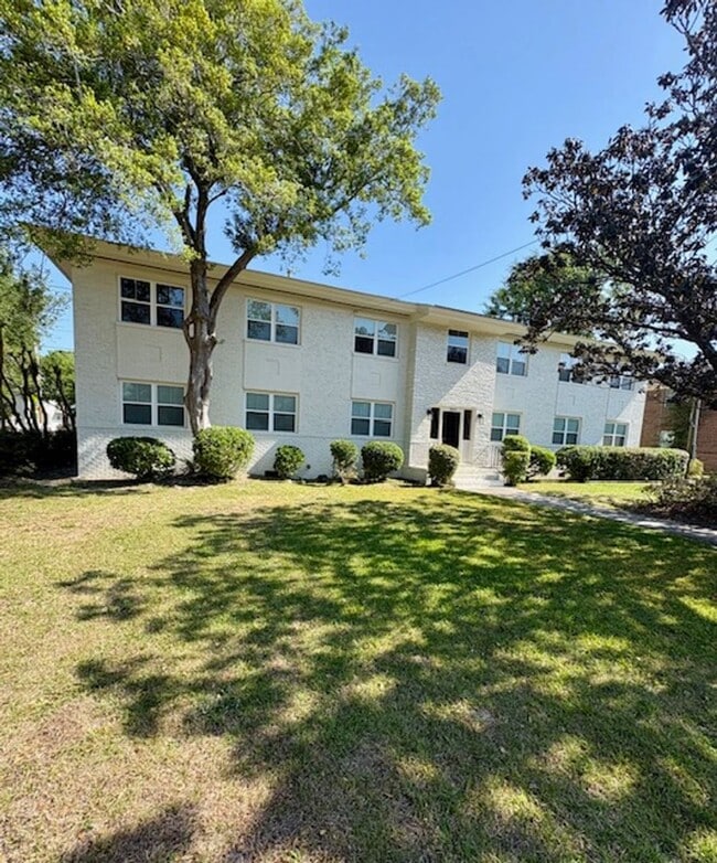 Building Photo - Fully Renovated Three Bedrooms Condo in South Windermere