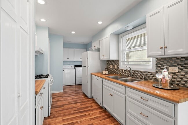 Building Photo - 1230 Hemlock Dr