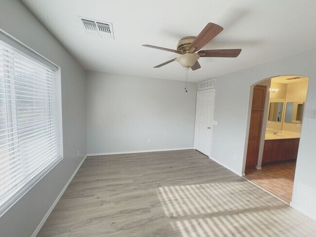 Building Photo - Large 4Bedrooms- 3Bath Home!!!