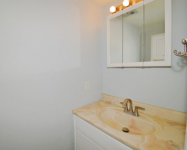 Building Photo - 2230 N Indian Canyon Dr
