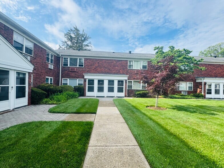 Front of the building - 79 Regency Park