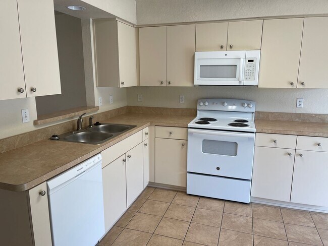 Building Photo - 2 Bedroom/2 1/2 Bathroom End Unit Apartment