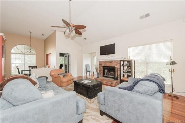 Building Photo - Spacious 4BR House in Charlotte