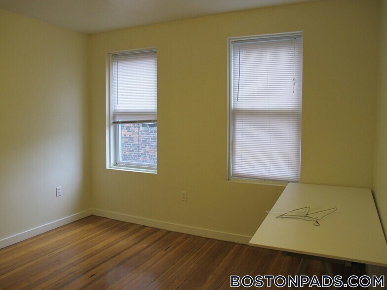 Building Photo - 171 Hemenway St