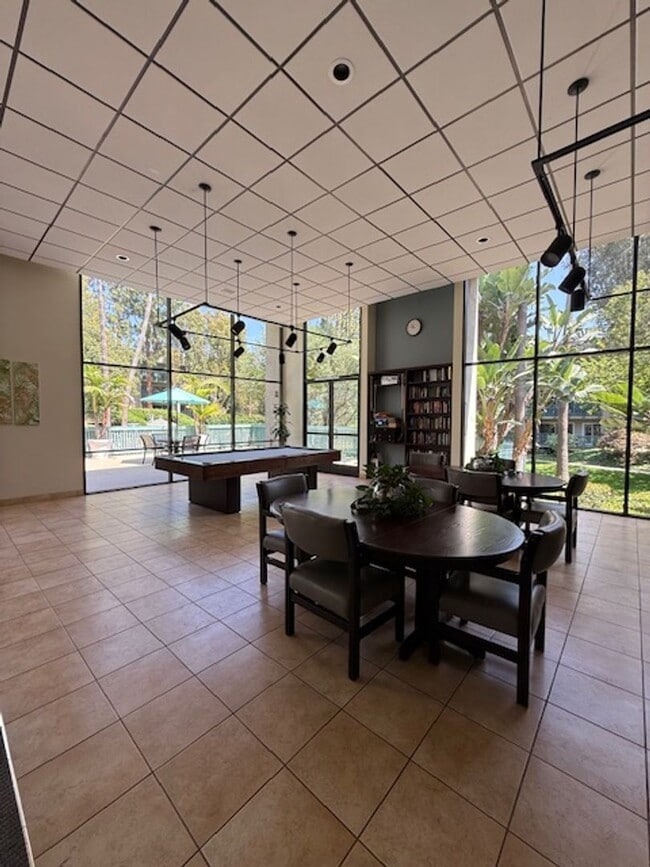 Building Photo - Top floor, 1 Bedroom, 1 Bath Condo in Ston...