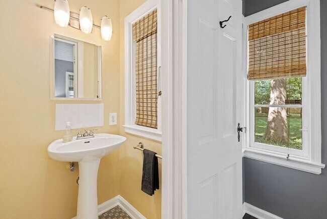 Building Photo - Sweet Warfleigh Home 3 Bedroom 2.5 bath Motivated To Rent!