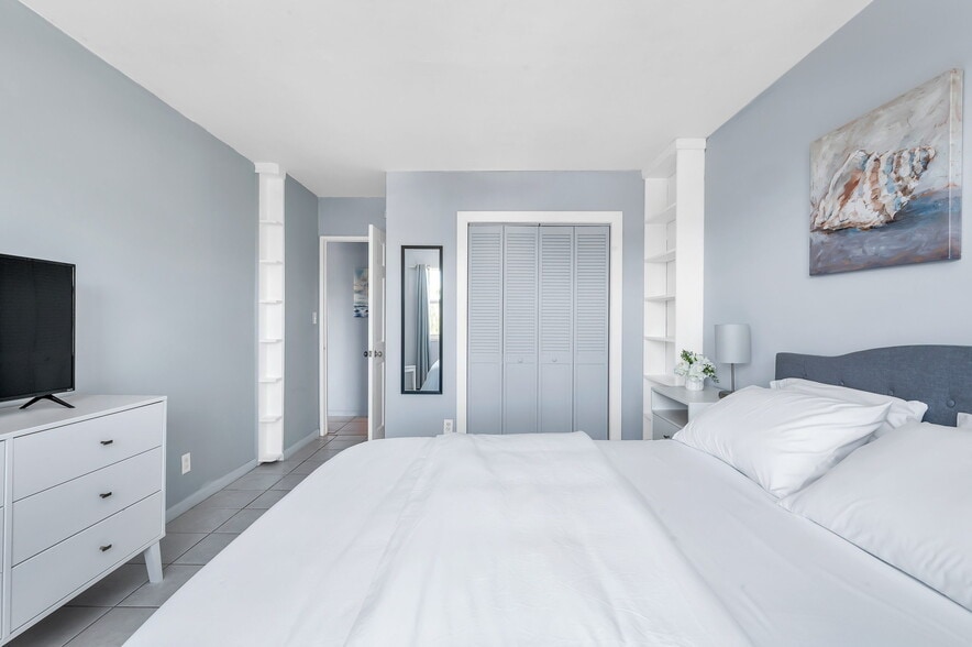 Building Photo - 3201 NE 14th Street Causeway