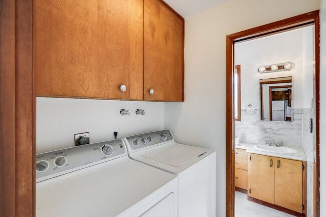 Building Photo - Charming 3 bed, 1.5 bath rental home in SE Portland!