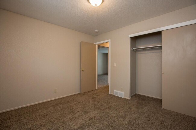 Building Photo - Students Welcome! Great Location!