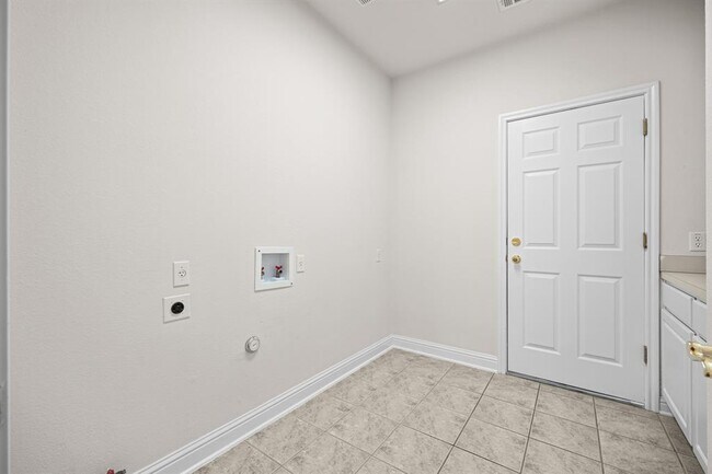 Building Photo - 6819 Chalk Hill Dr
