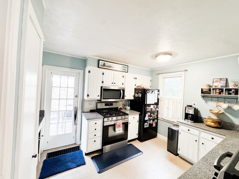 Building Photo - 308 Kenmore St