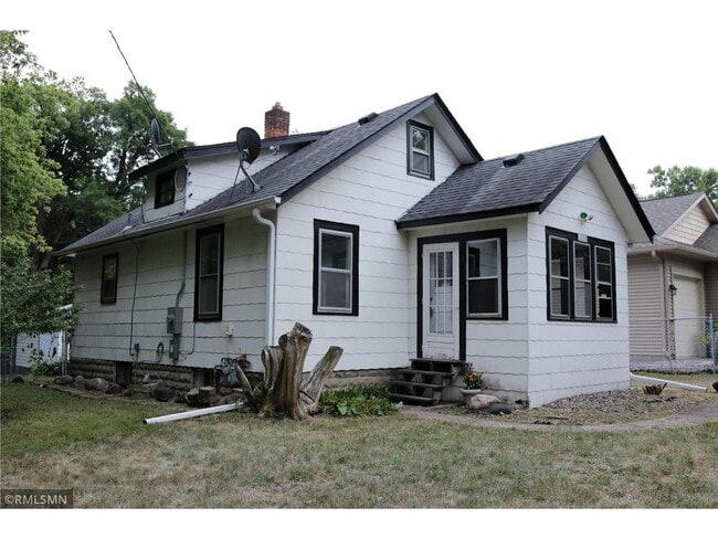 Building Photo - 3136 Douglas Dr N