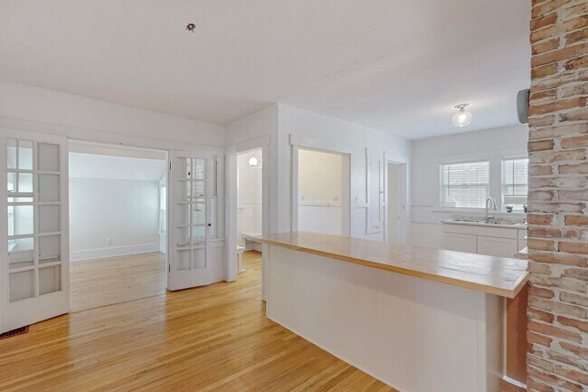 Building Photo - Two Bedroom One Bath home or sweet little ...