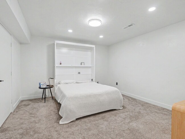 Building Photo - Spacious Furnished Home with Mountain Views and Room to Enjoy