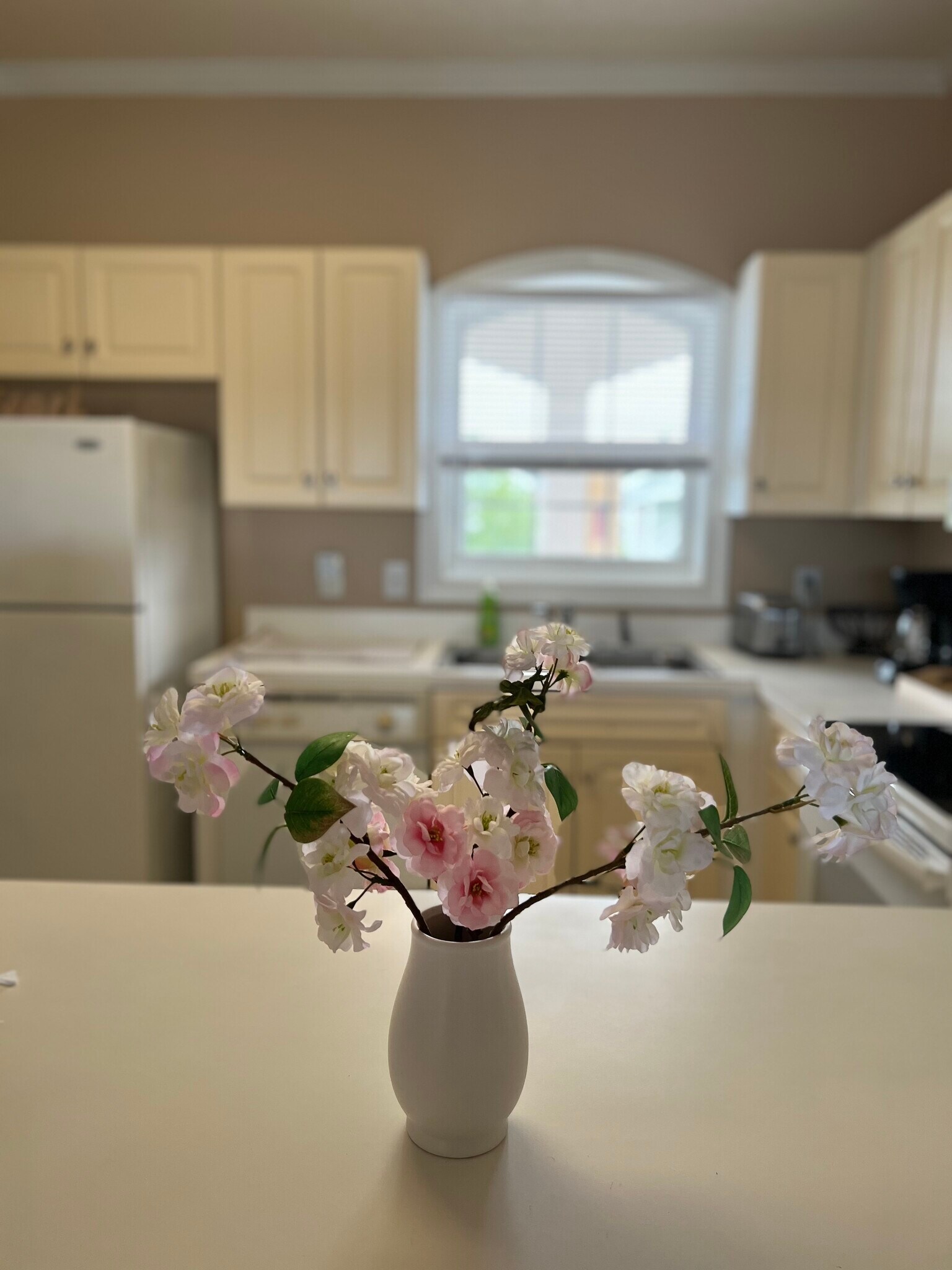 Bar area with barstools - 3973 Forsythia Ct