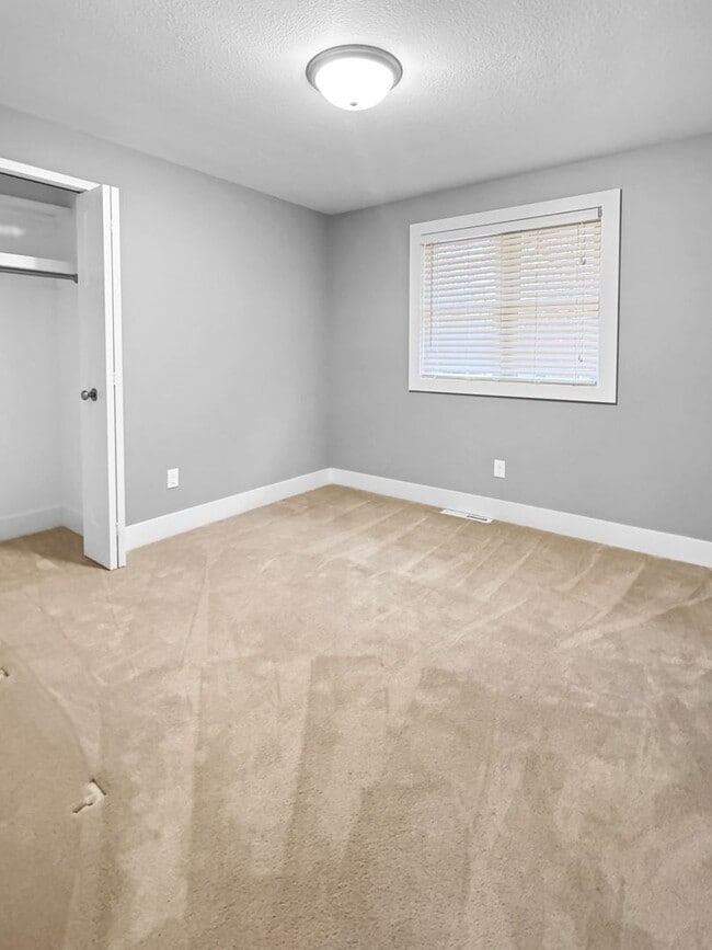 Building Photo - 15858 Lake Ave