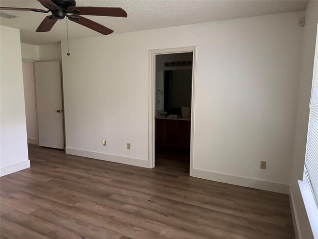 Building Photo - 709 Shade Tree Dr