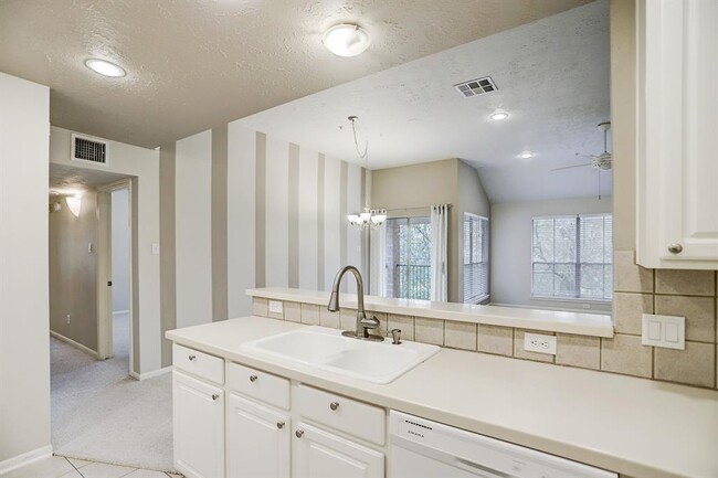 Building Photo - 8051 Bay Branch Dr