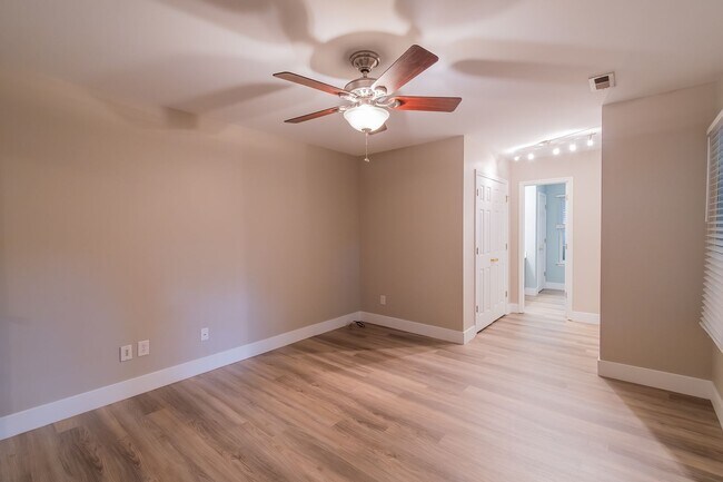Building Photo - Cozy newly renovated 4 bedroom home on Hic...