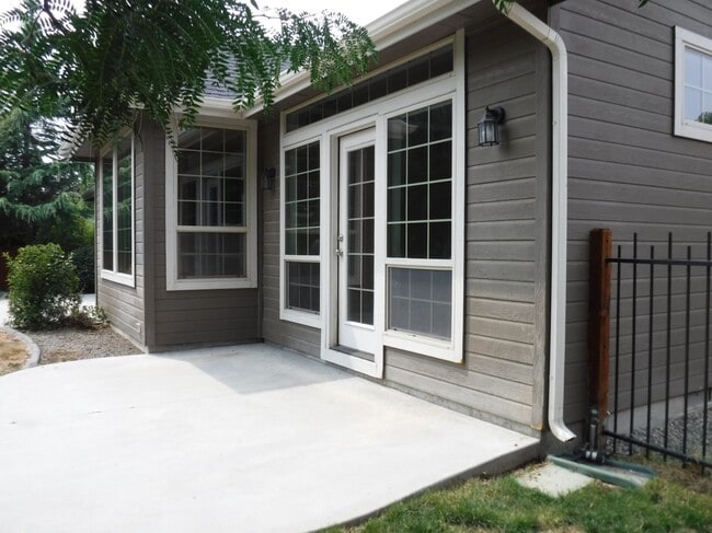 Building Photo - The perfect Eagle home with 3 bed, 3 bath,...