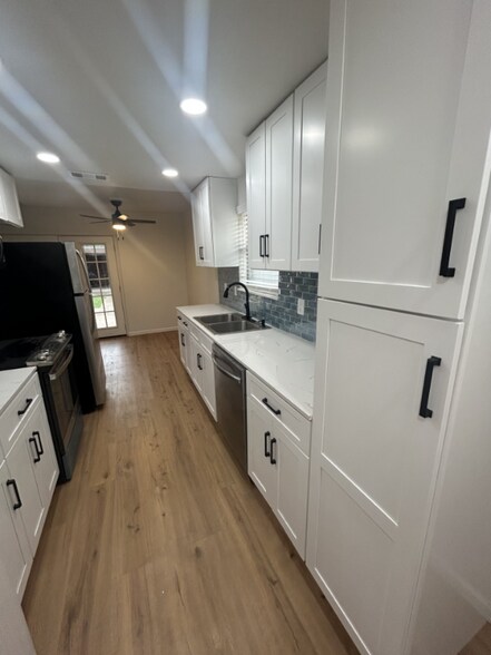 Building Photo - 713 Silverstone Dr