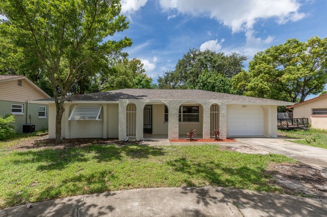 Building Photo - Exceptional 3/2/1 In Port Richey