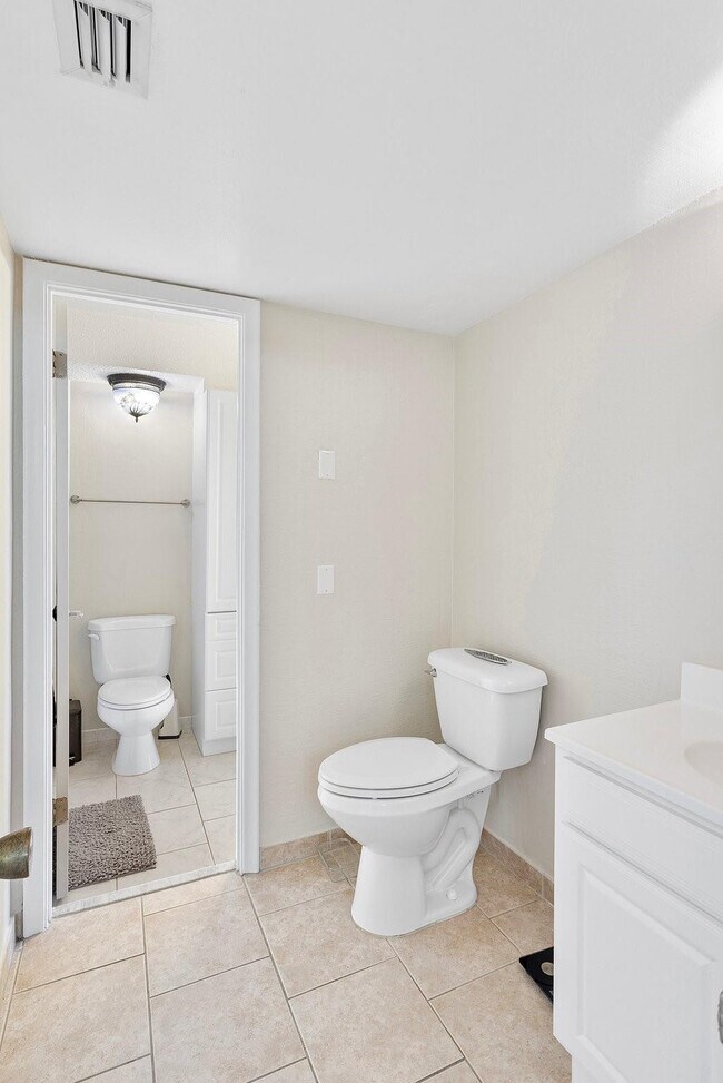 Building Photo - 1800 N Andrews Ave