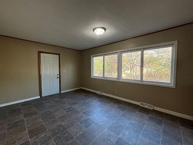 Building Photo - 4 bedroom, 2 bathroom home in the peaceful community of Mahtomedi access to White Bear Lake