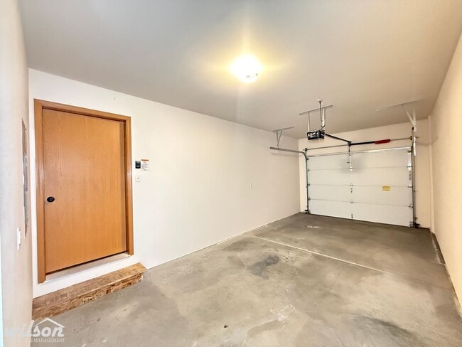 Building Photo - 810 Fremont St