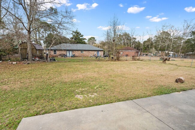 Building Photo - 635 E Azalea Ave