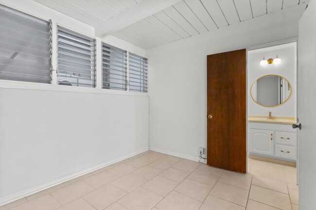 Building Photo - Waterfront living in this Hawaii Kai Marin...