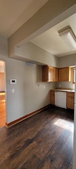 Kitchen - 1023 James Ave N