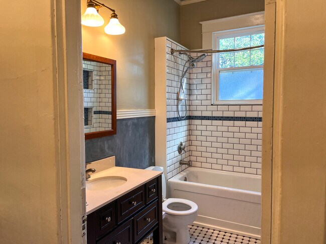 Building Photo - 423 N Van Buren St