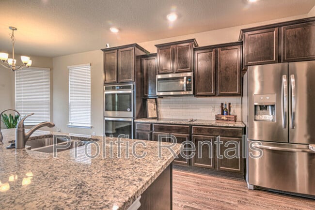 Building Photo - 5300 Primavera Ln